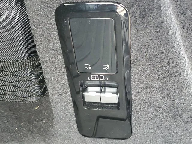 Used 2025 Black Land Rover SE image 29