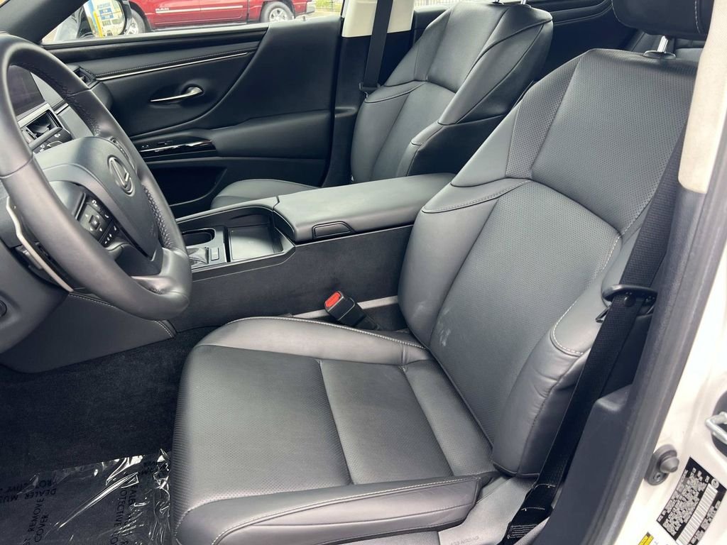 Used 2023 White Lexus 350 image 19