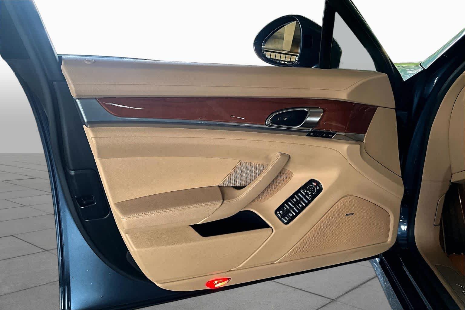 Used 2014 Yachting Blue Metallic Porsche  image 20