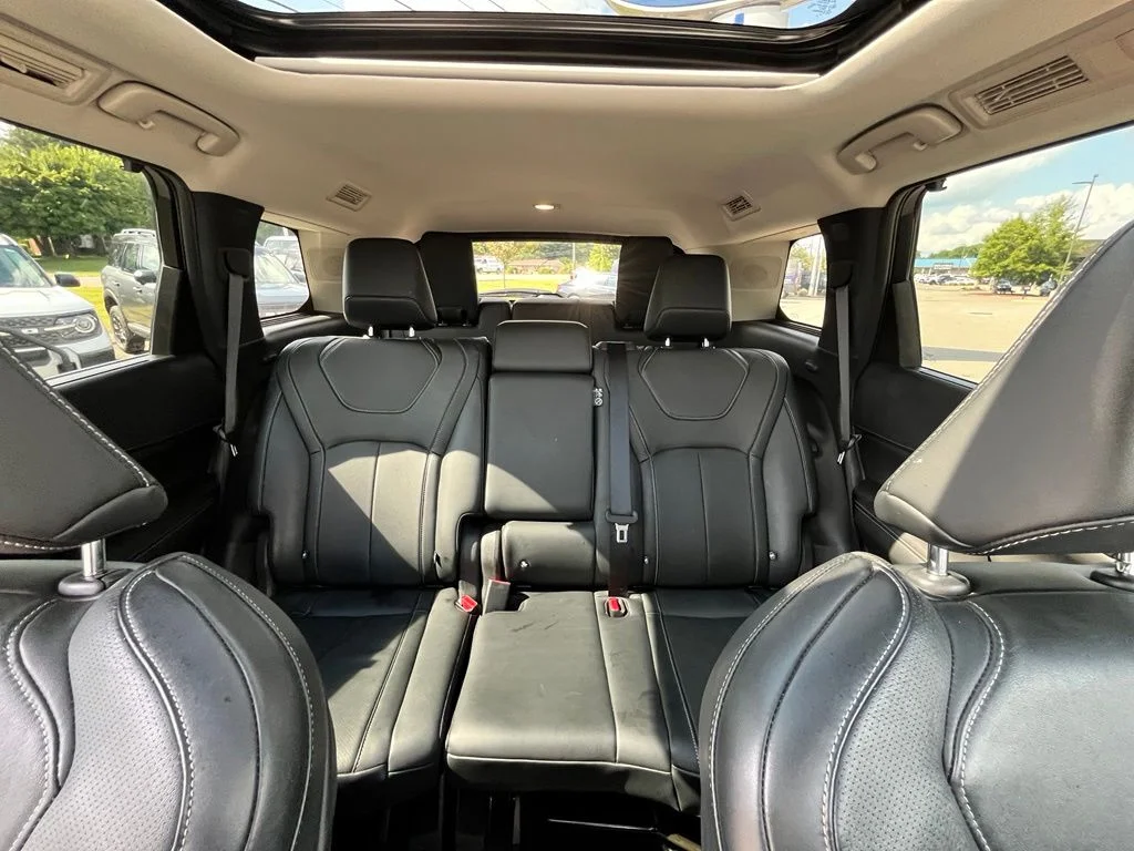 Used 2023 White INFINITI LUXE image 14