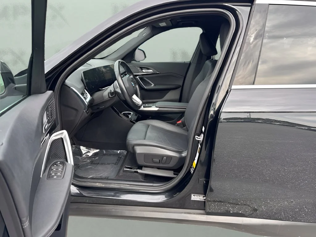 Used 2023 Black BMW xDrive28i image 9
