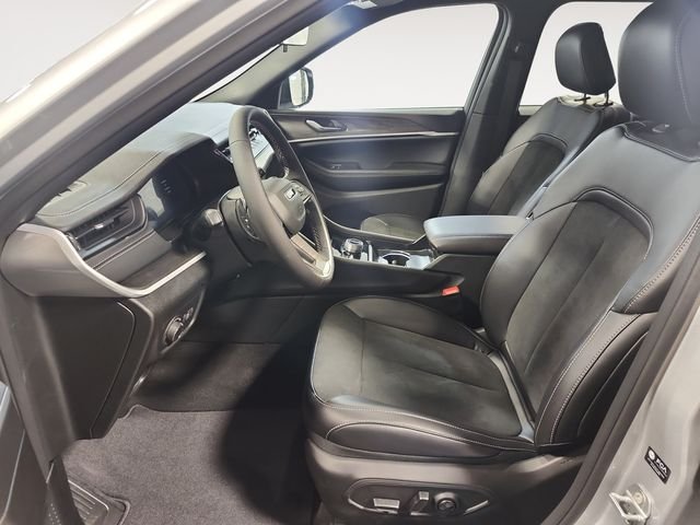 New 2026 Silver Zynith Exterior Paint Jeep Altitude image 9