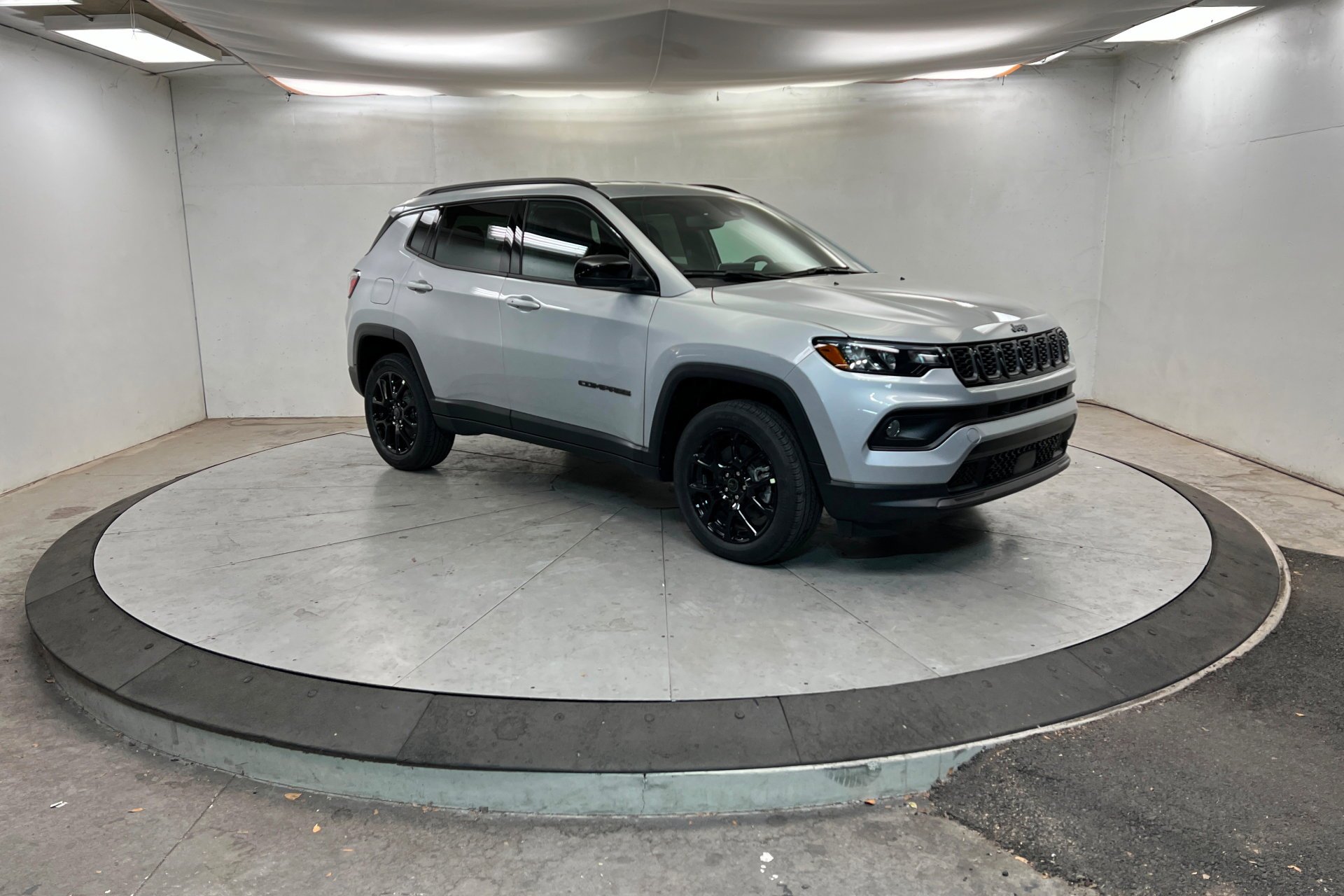 New 2026 Silver Zynith Metallic Clear-Coat Exterior Paint Jeep Latitude Altitude image 8
