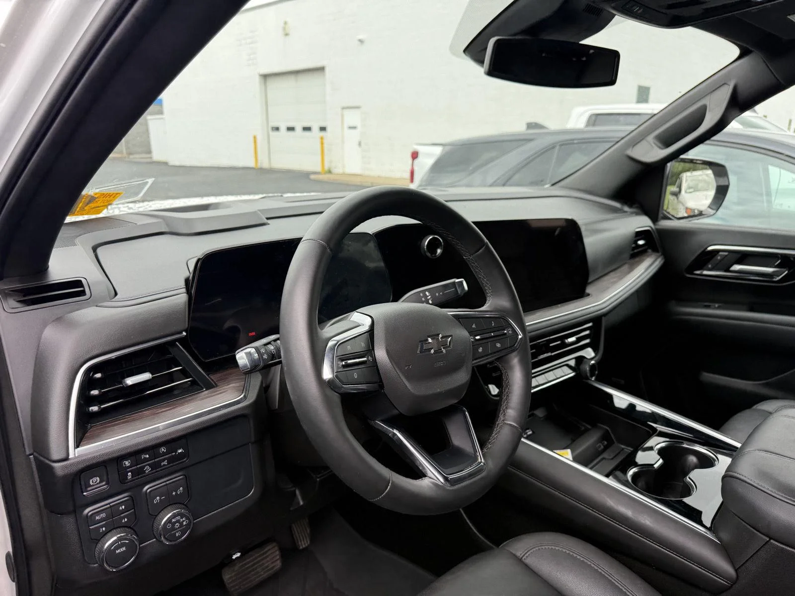 Used 2025 Iridescent Pearl Tricoat Chevrolet Z71 image 9