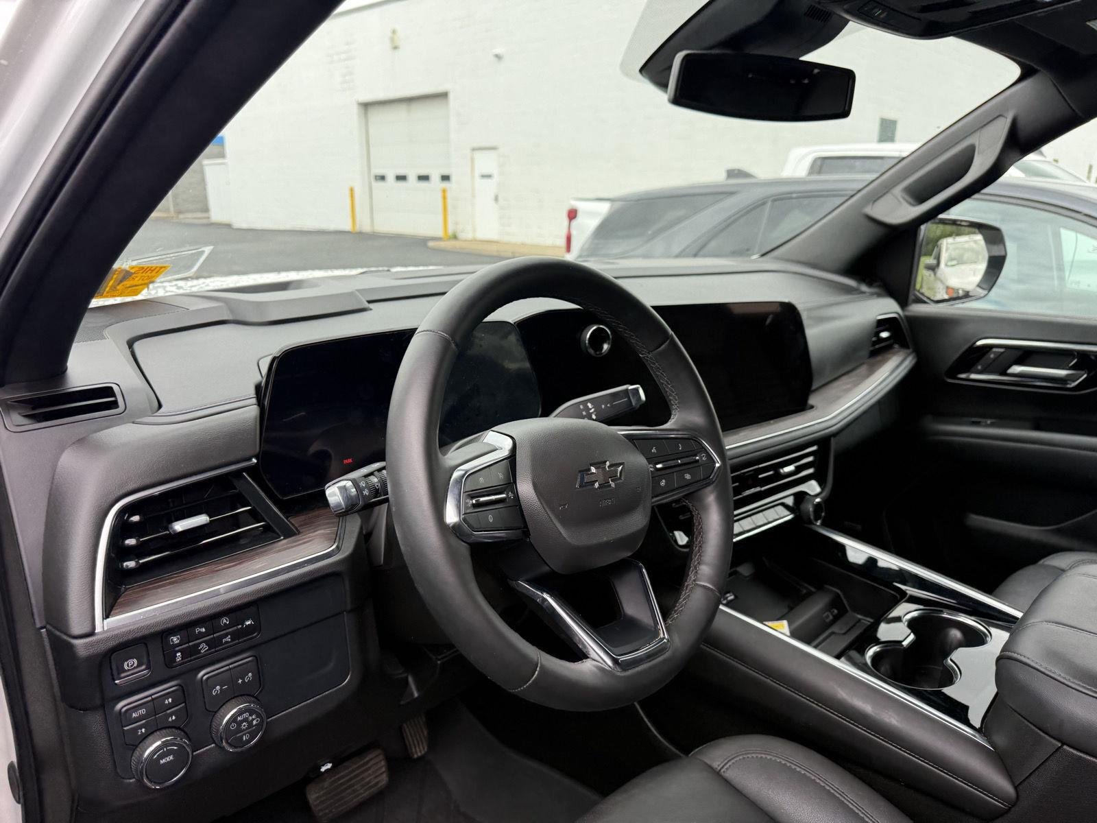 Used 2025 Iridescent Pearl Tricoat Chevrolet Z71 image 9