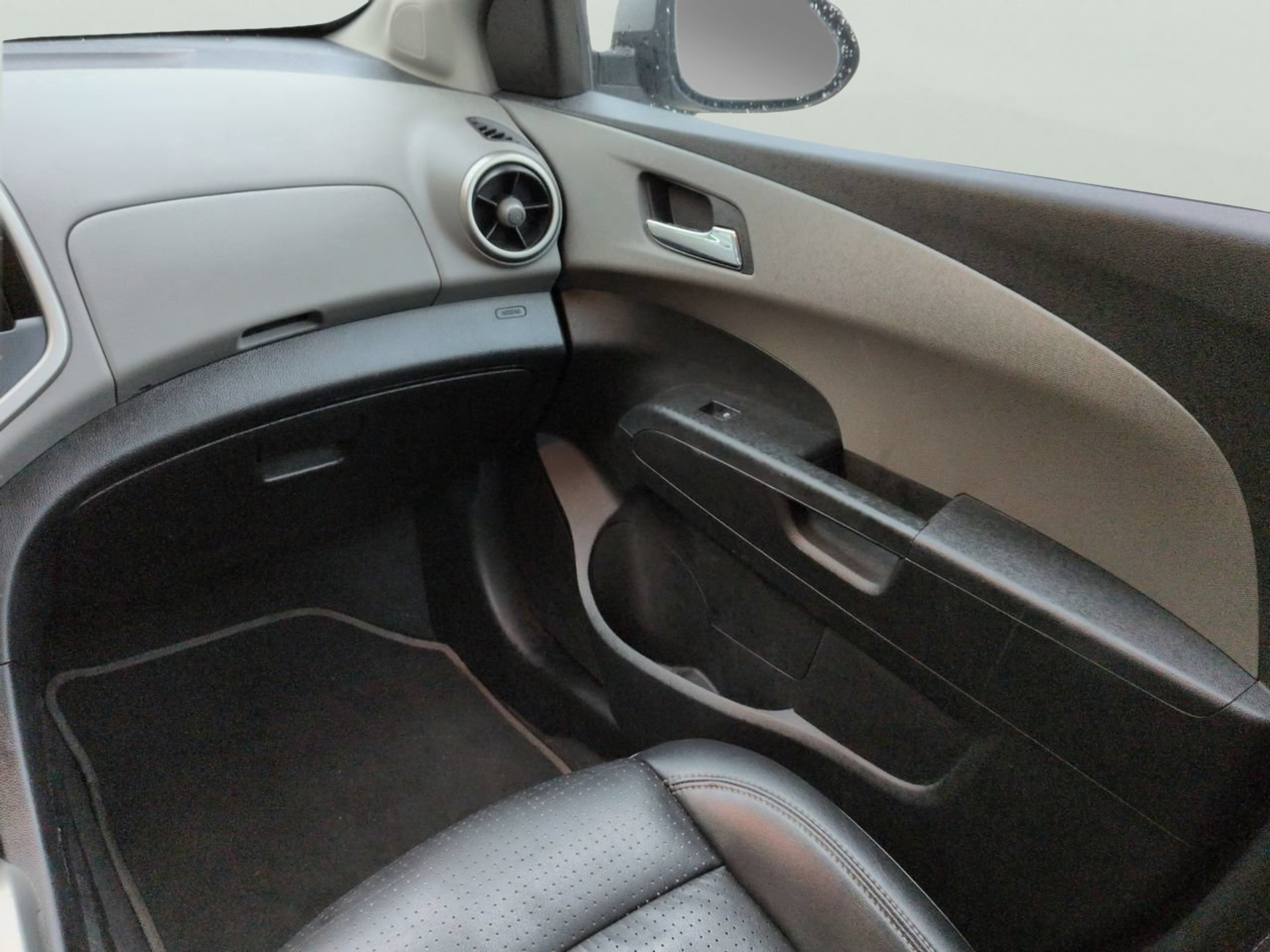 Used 2016 Silver Ice Metallic Chevrolet LTZ image 13