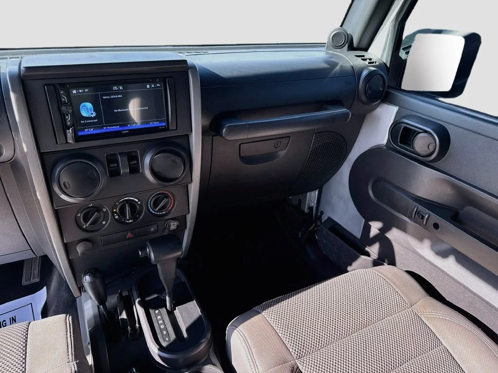 Used 2007 Silver Jeep X image 25