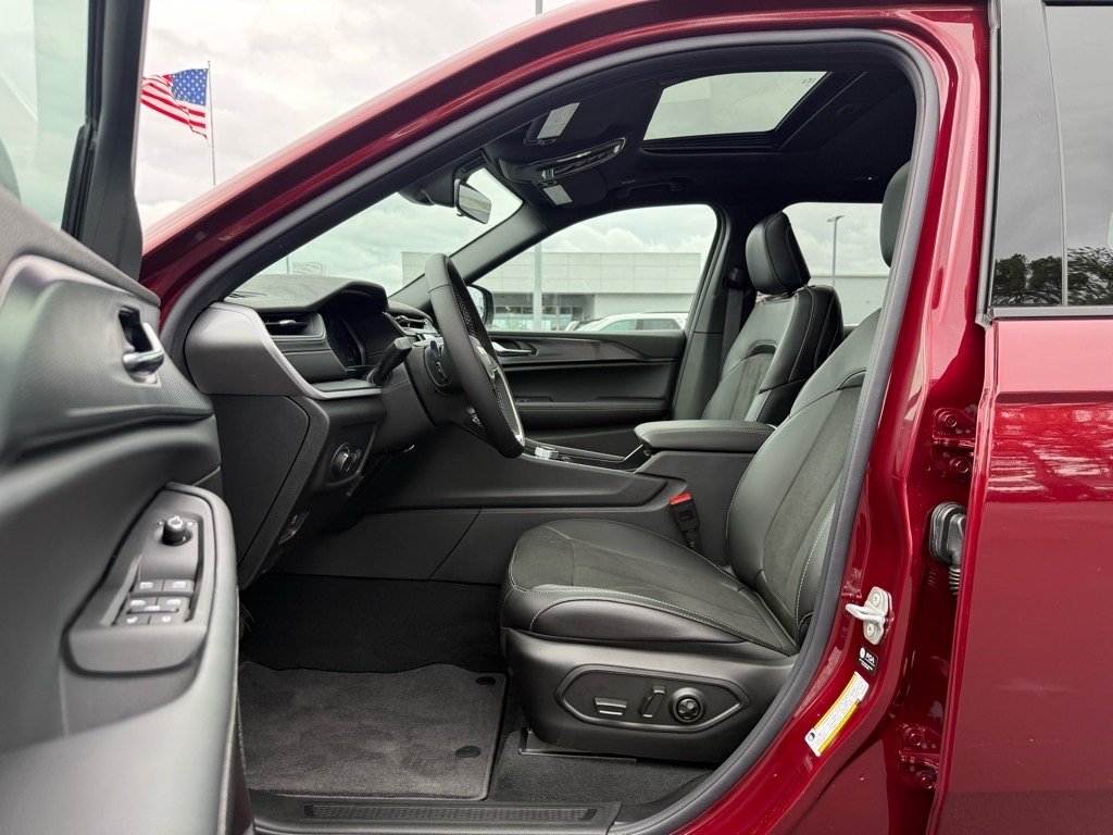 2025 Jeep Grand Cherokee Altitude photo 4