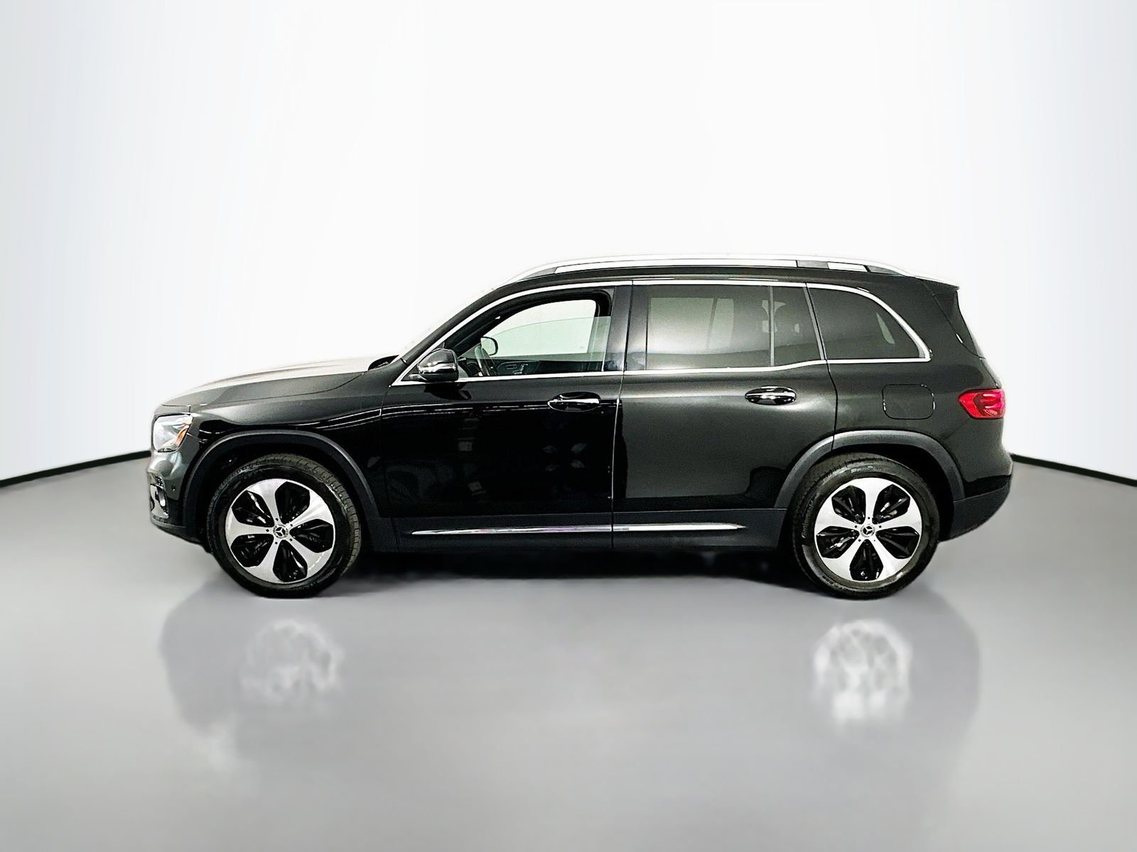 Used 2025 Black Mercedes-Benz GLB 250 image 4