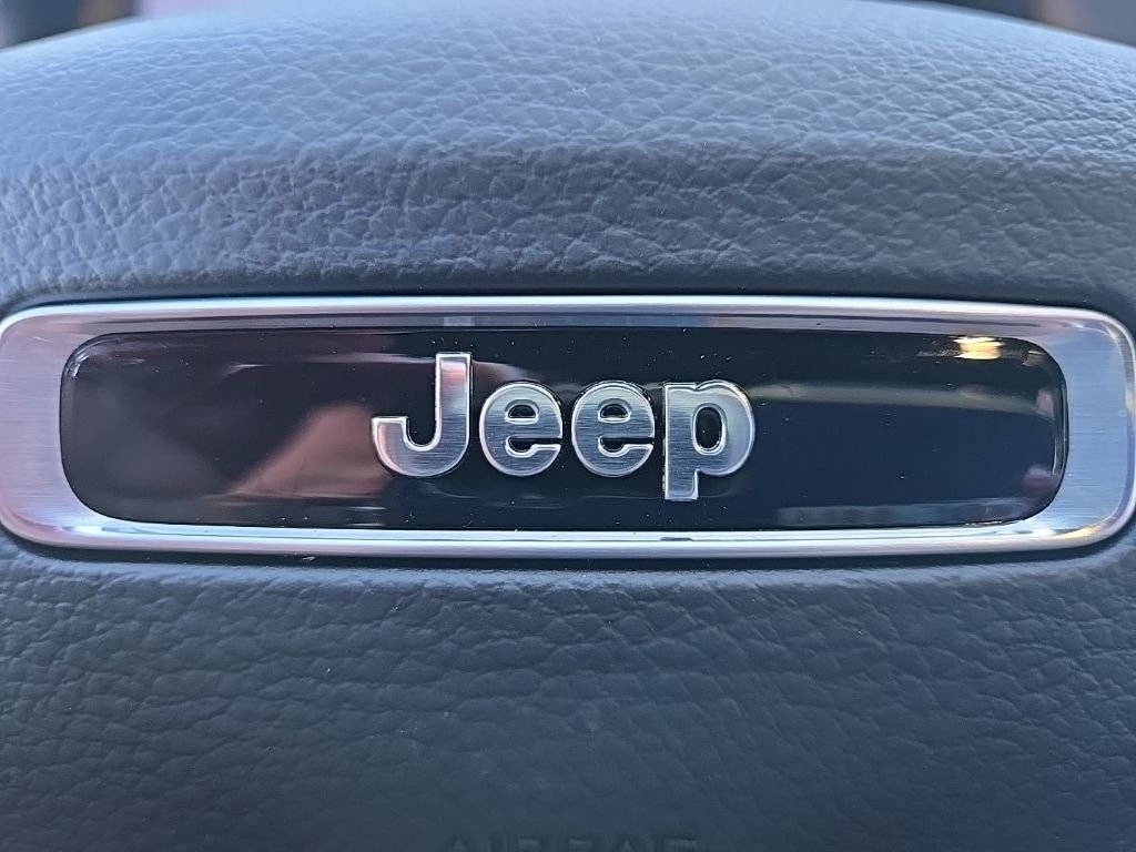New 2026 Diamond Black Crystal Pearl-Coat Exterior Paint Jeep Altitude image 105