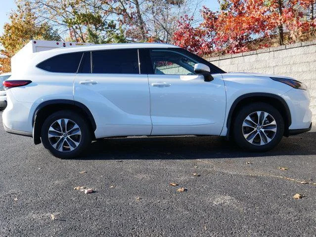 2022 Toyota Highlander XLE - Photo 9