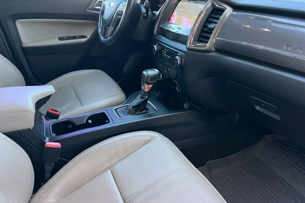 Used 2019 White Ford Lariat image 19