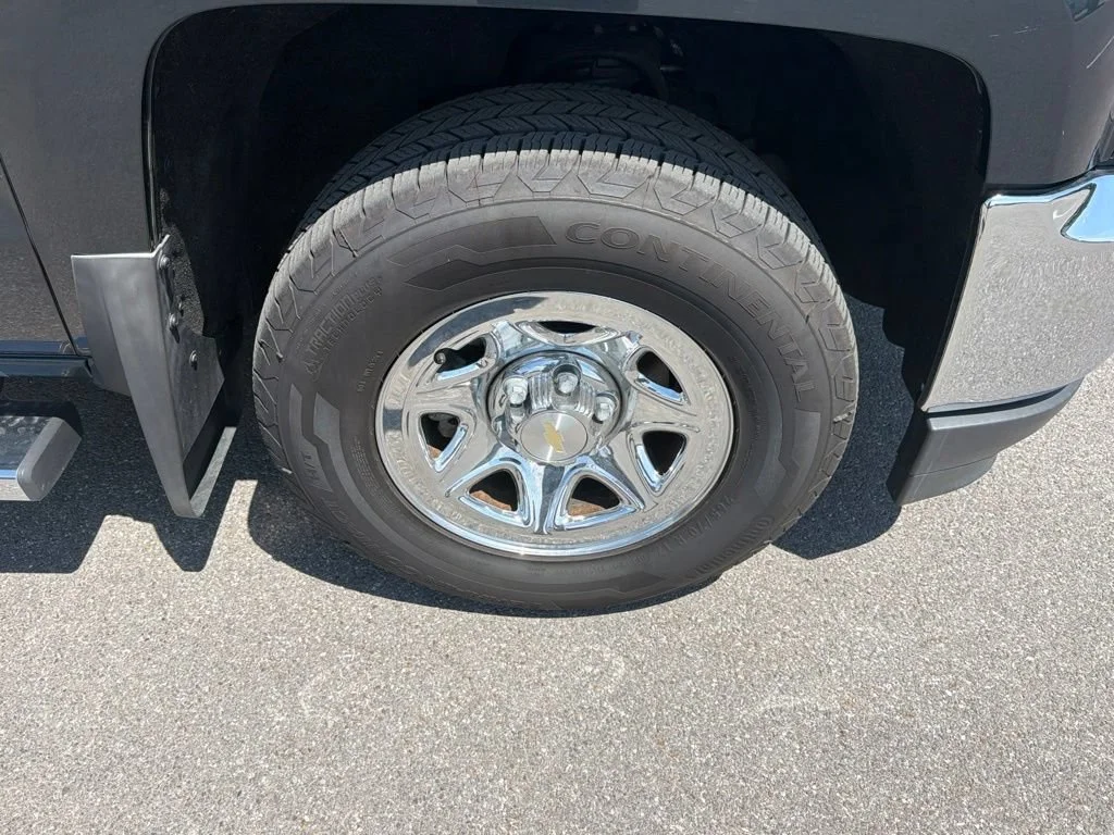Used 2018 GRAPHITE METALLIC Chevrolet LS image 15