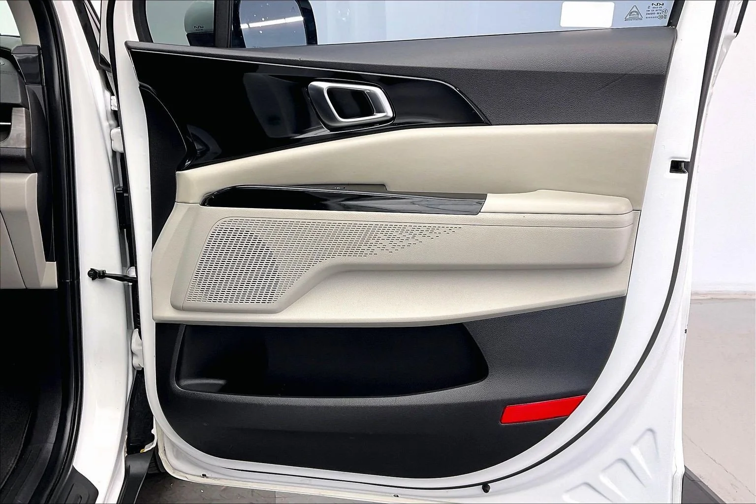 Used 2024 Snow White Pearl Kia EX image 27