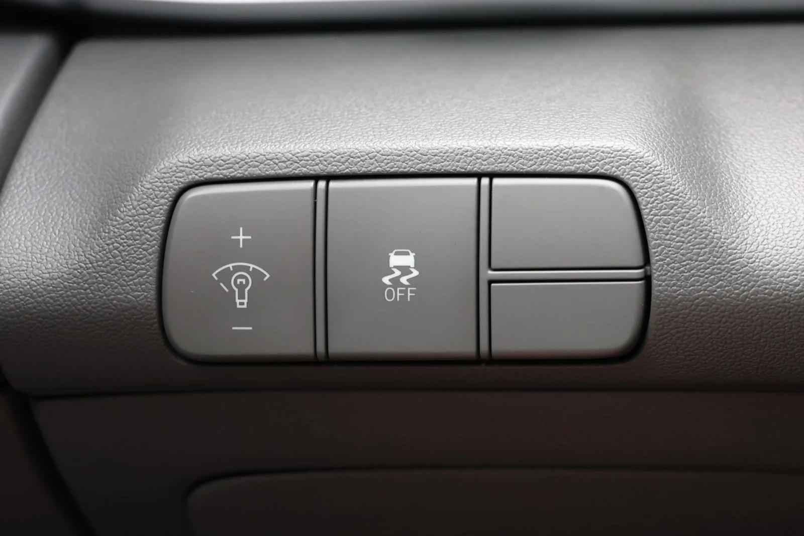 Used 2025 Silver Hyundai SEL Convenience image 27