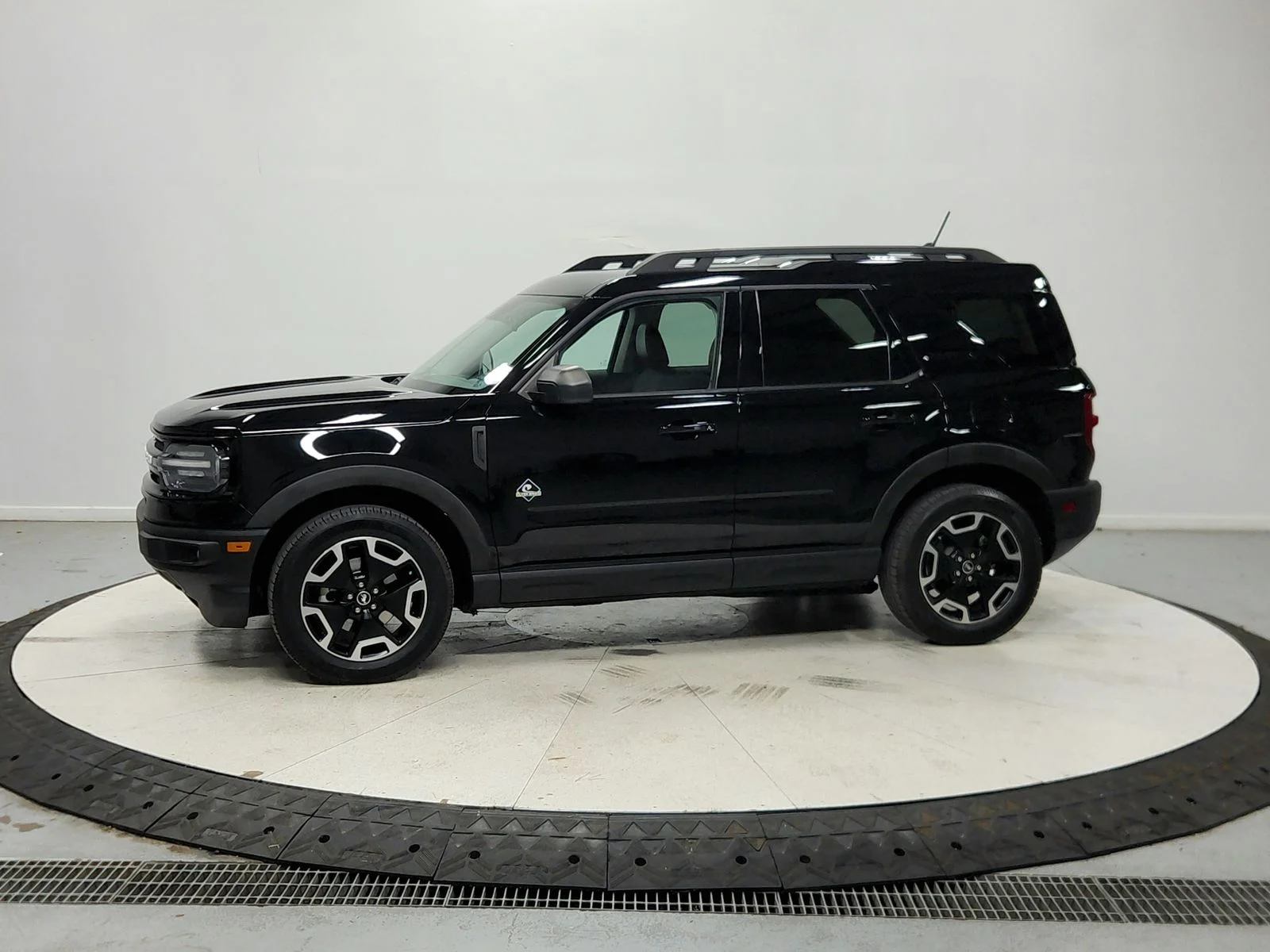 Used 2022 Black Ford Outer Banks image 5
