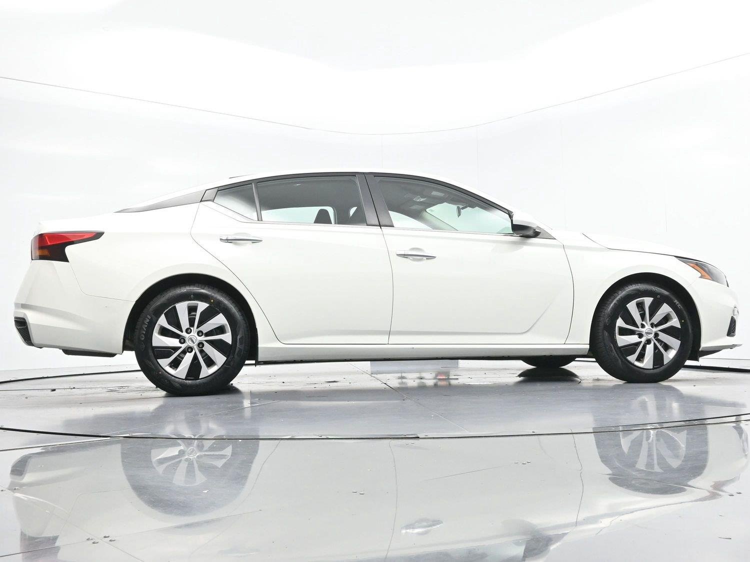 Used 2022 Glacier White Nissan 2.5 S image 45