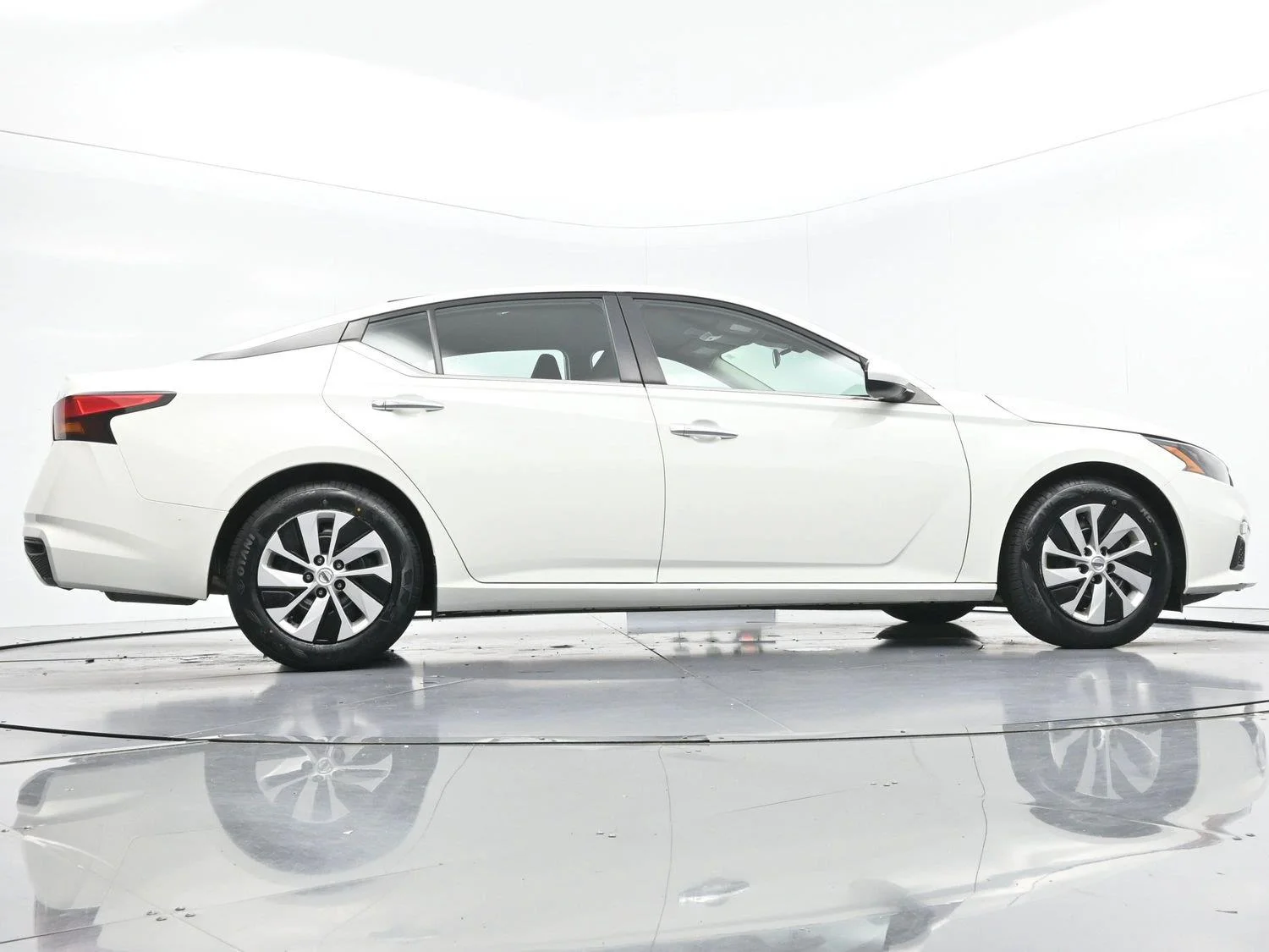 Used 2022 Glacier White Nissan 2.5 S image 45
