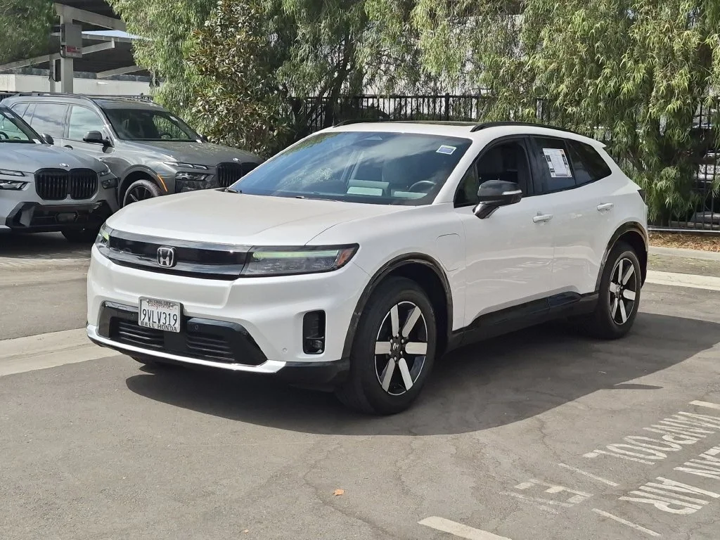 Used 2025  Honda Touring image 2