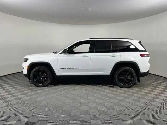 Used 2023 White Jeep Altitude X image 4