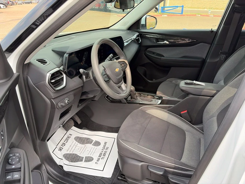 Used 2026 Summit White Chevrolet LT image 9