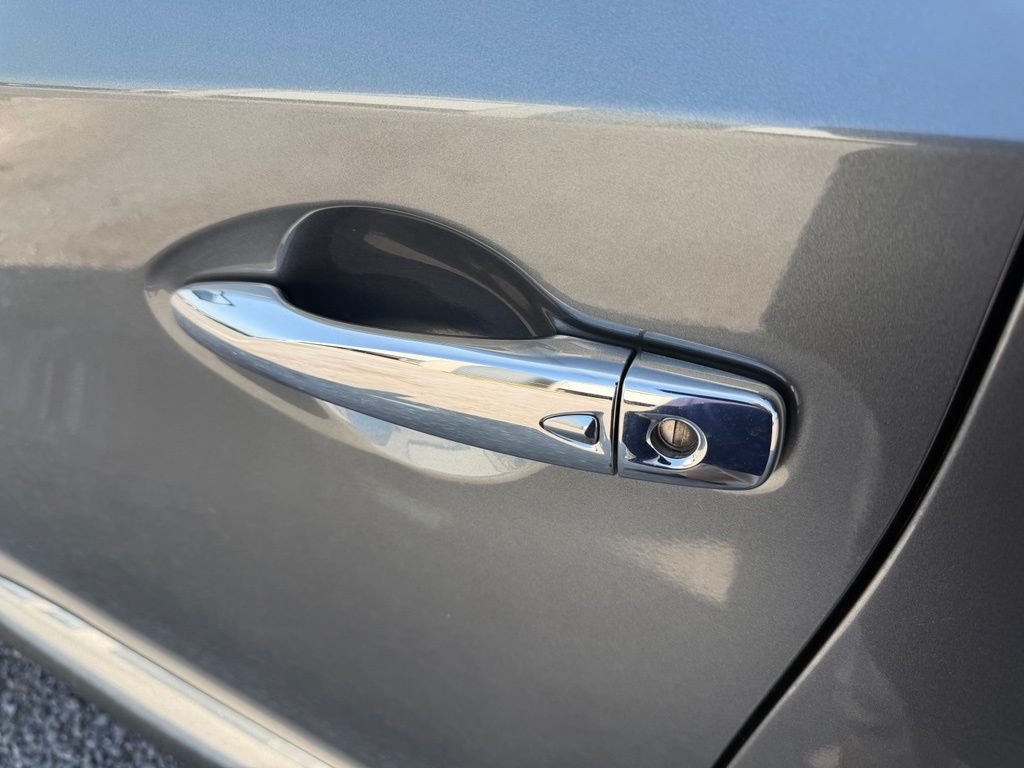 Used 2020 Gray Nissan Platinum image 3