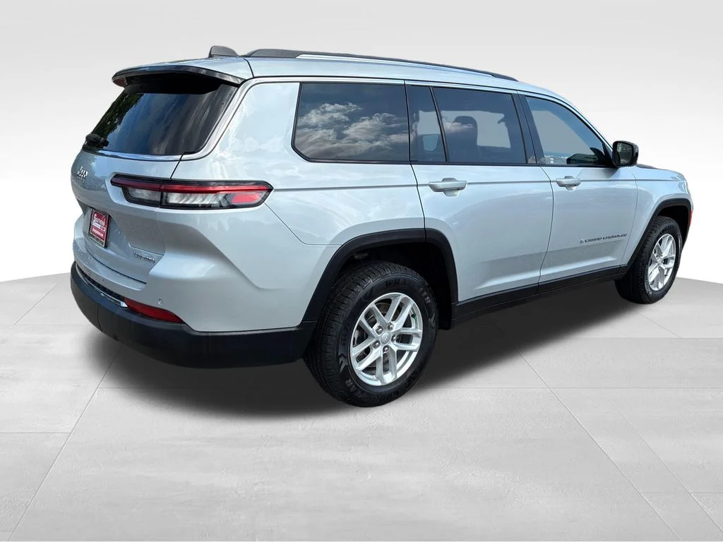 Used 2023 Silver Jeep Laredo image 5
