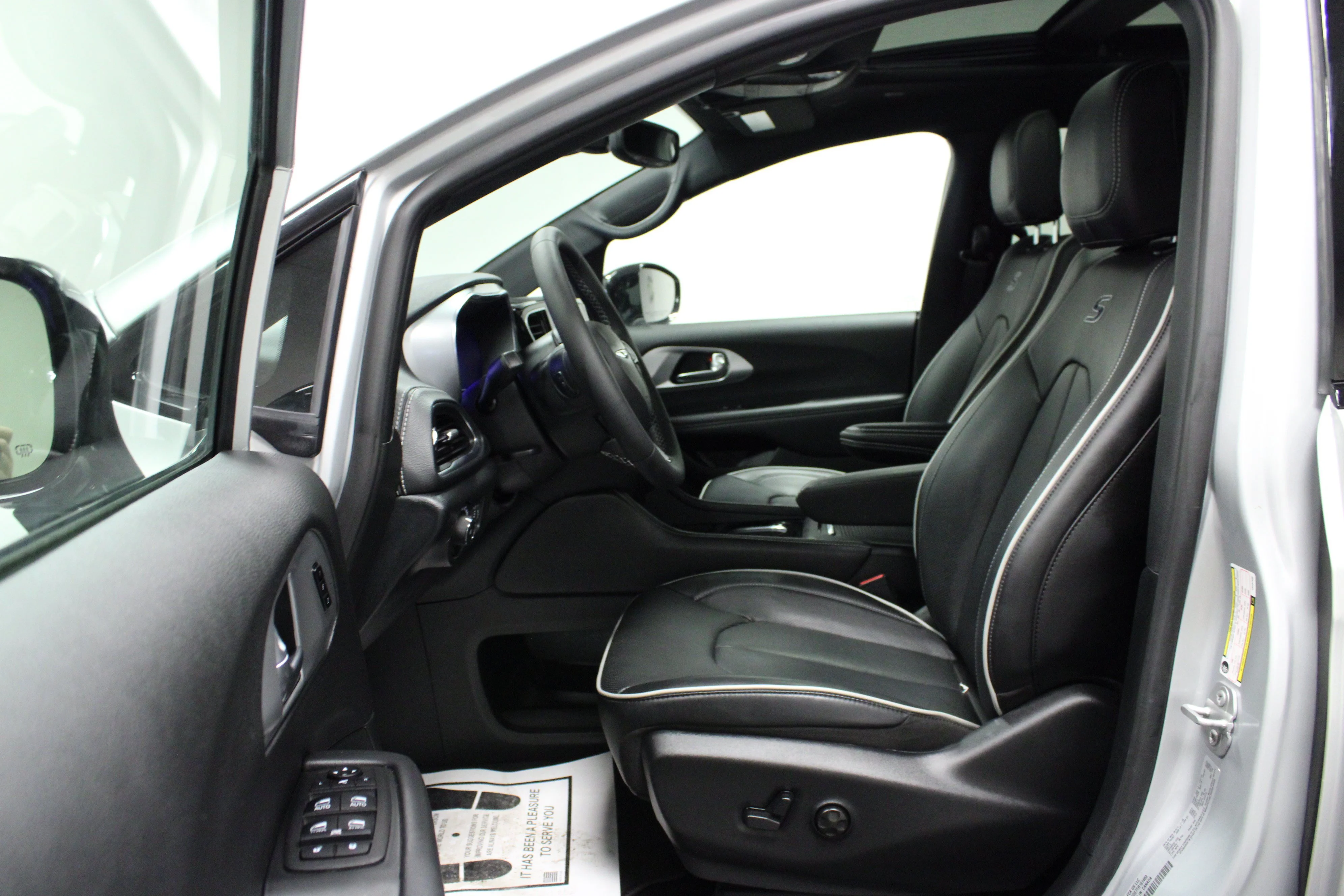 Used 2026 Silver Mist Clearcoat Chrysler Limited image 12