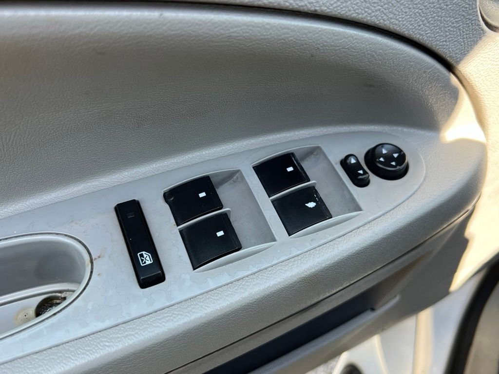 Used 2009 White Chevrolet LT image 18