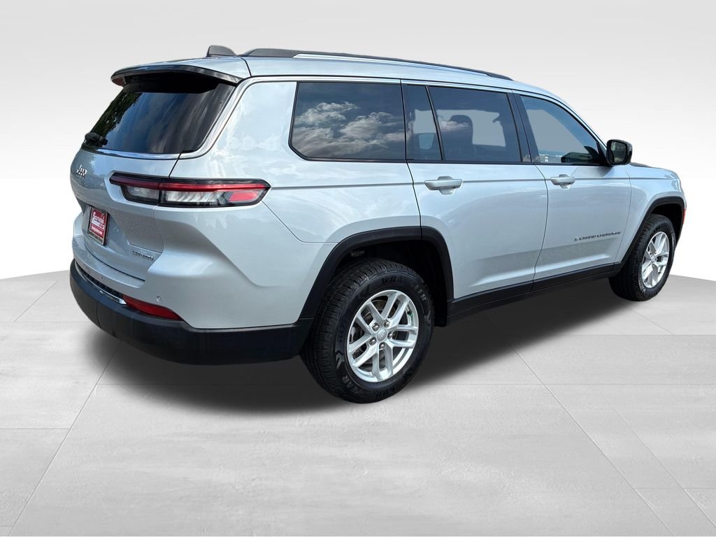 Used 2023 Silver Jeep Laredo image 5
