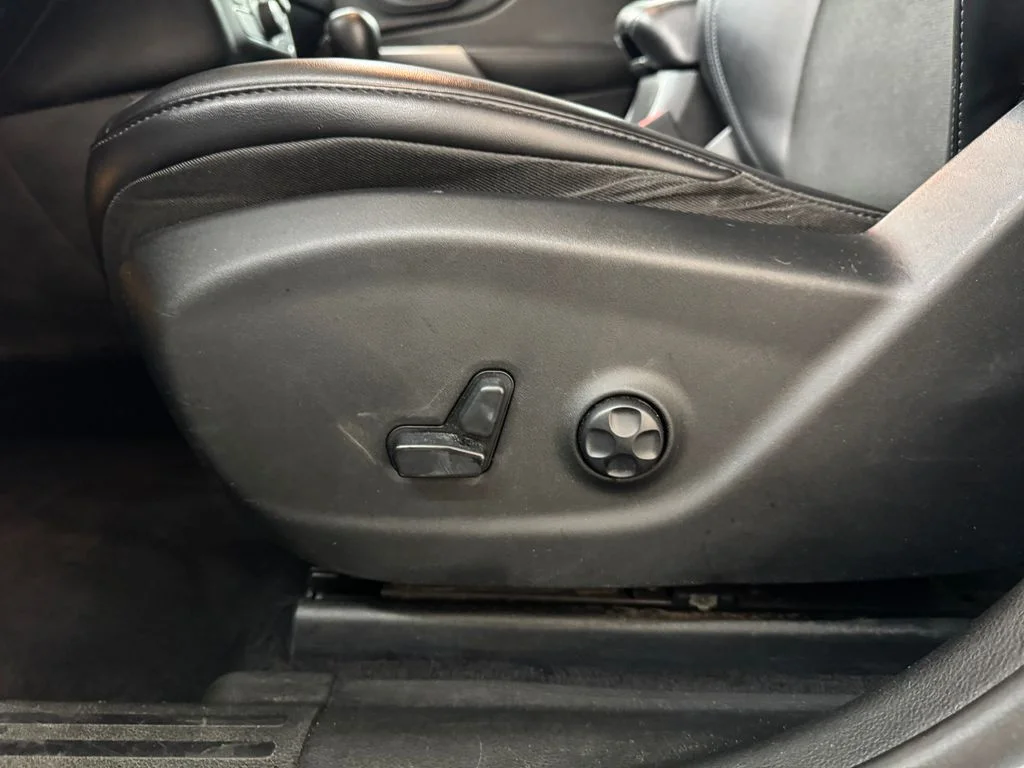 Used 2019 Silver Jeep Latitude Plus image 13