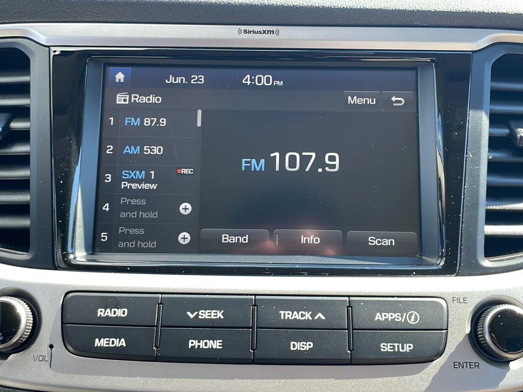 Used 2022 White Hyundai SEL image 13