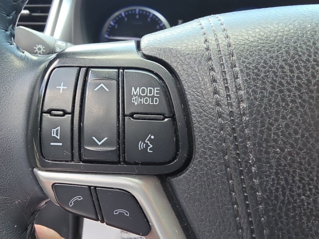 Used 2019 Shoreline Mist Toyota XLE image 17