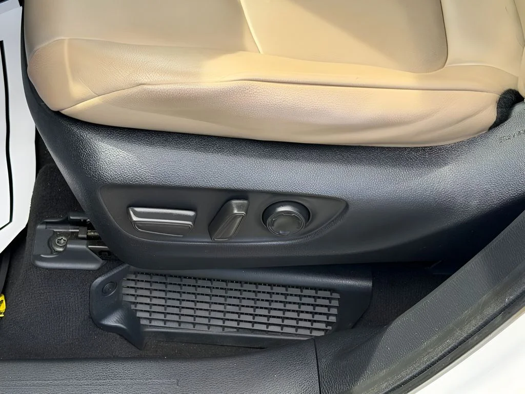 Used 2022 Wind Chill Pearl Toyota XLE image 16
