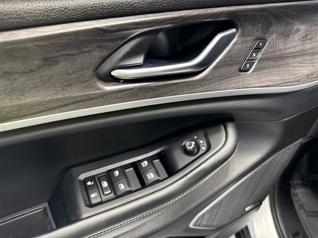 Used 2022 Silver Jeep Limited image 15