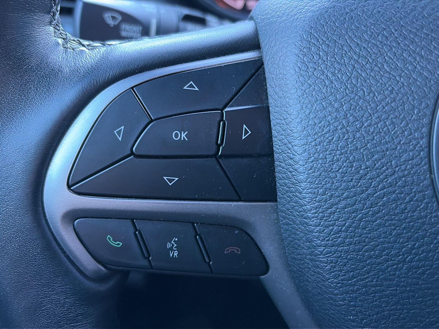 Used 2019 Diamond Black Crystal Pearlcoat Jeep Altitude image 13