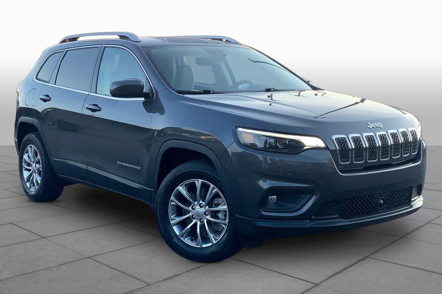 Used 2021 Granite Crystal Metallic Clearcoat Jeep Latitude Lux image 3