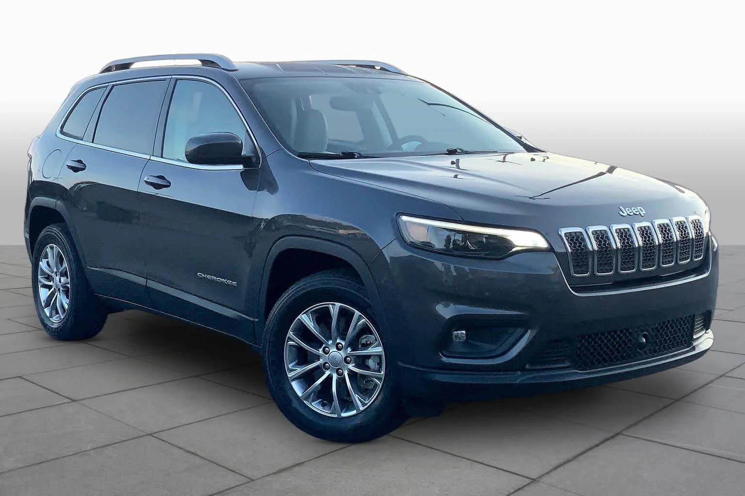 Used 2021 Granite Crystal Metallic Clearcoat Jeep Latitude Lux image 3