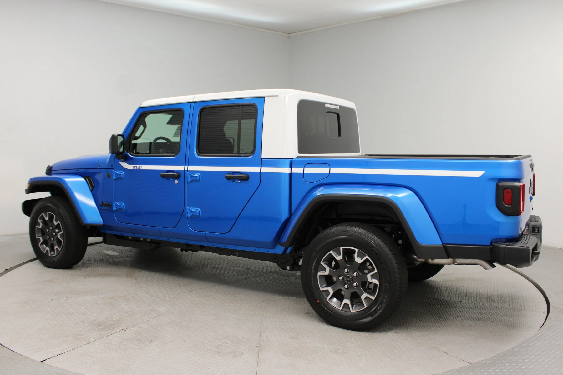 New 2026 Hydro Blue Pearl-Coat Exterior Paint Jeep Sahara image 30