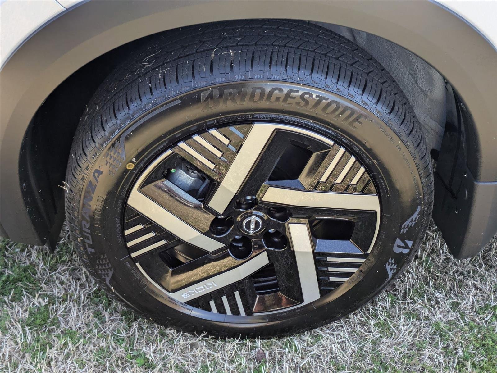 New 2025 Two-tone Aspen White TriCoat / Super Black Nissan SV image 11