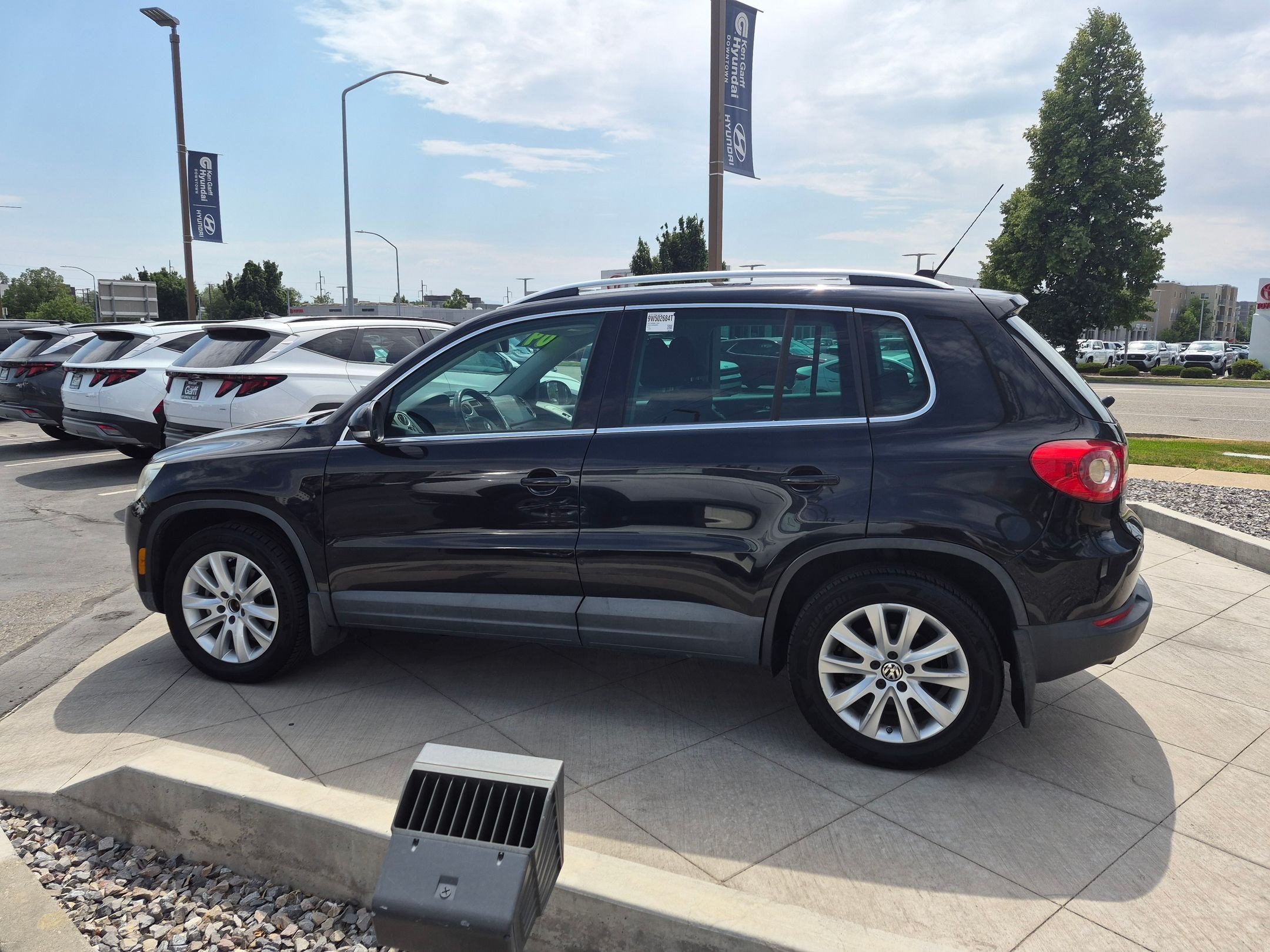 Used 2009 Black Volkswagen SE image 8