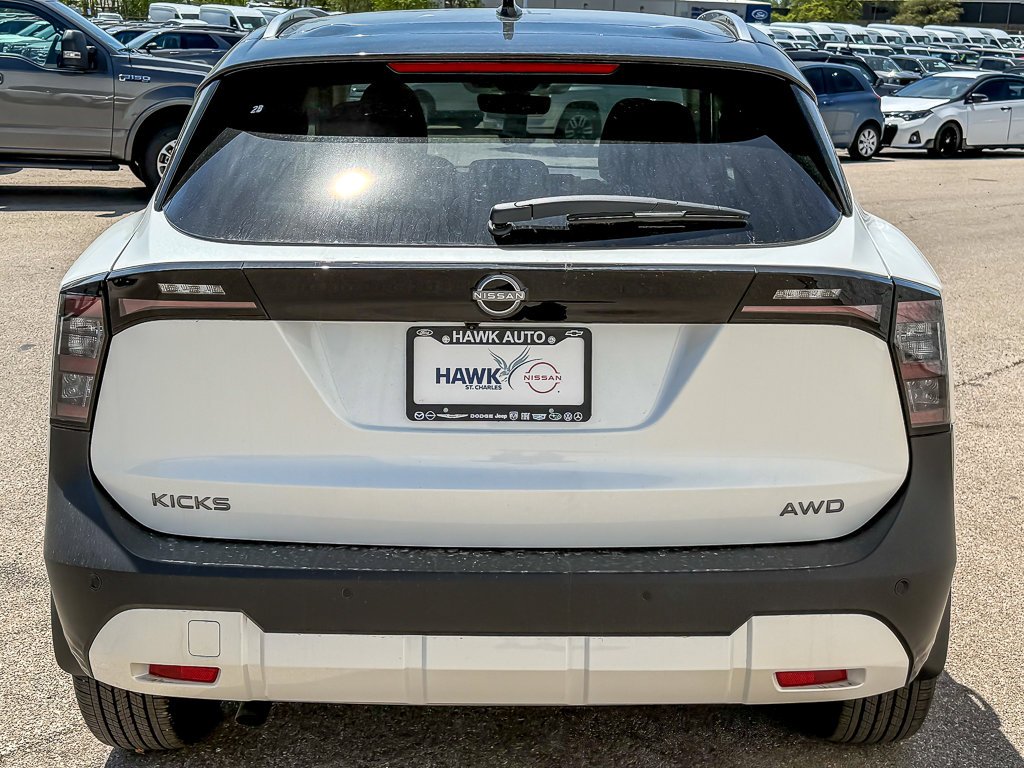 New 2026 Aspen White Tricoat/Super Black Nissan SV image 5