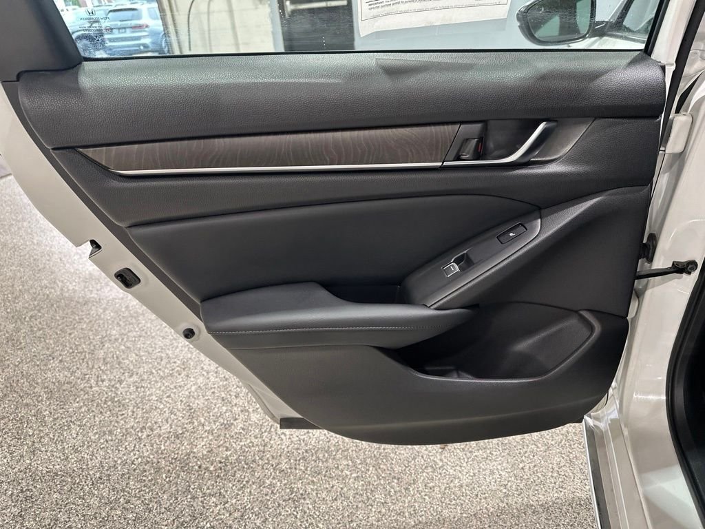 Used 2018 Platinum White Pearl Honda Touring image 13