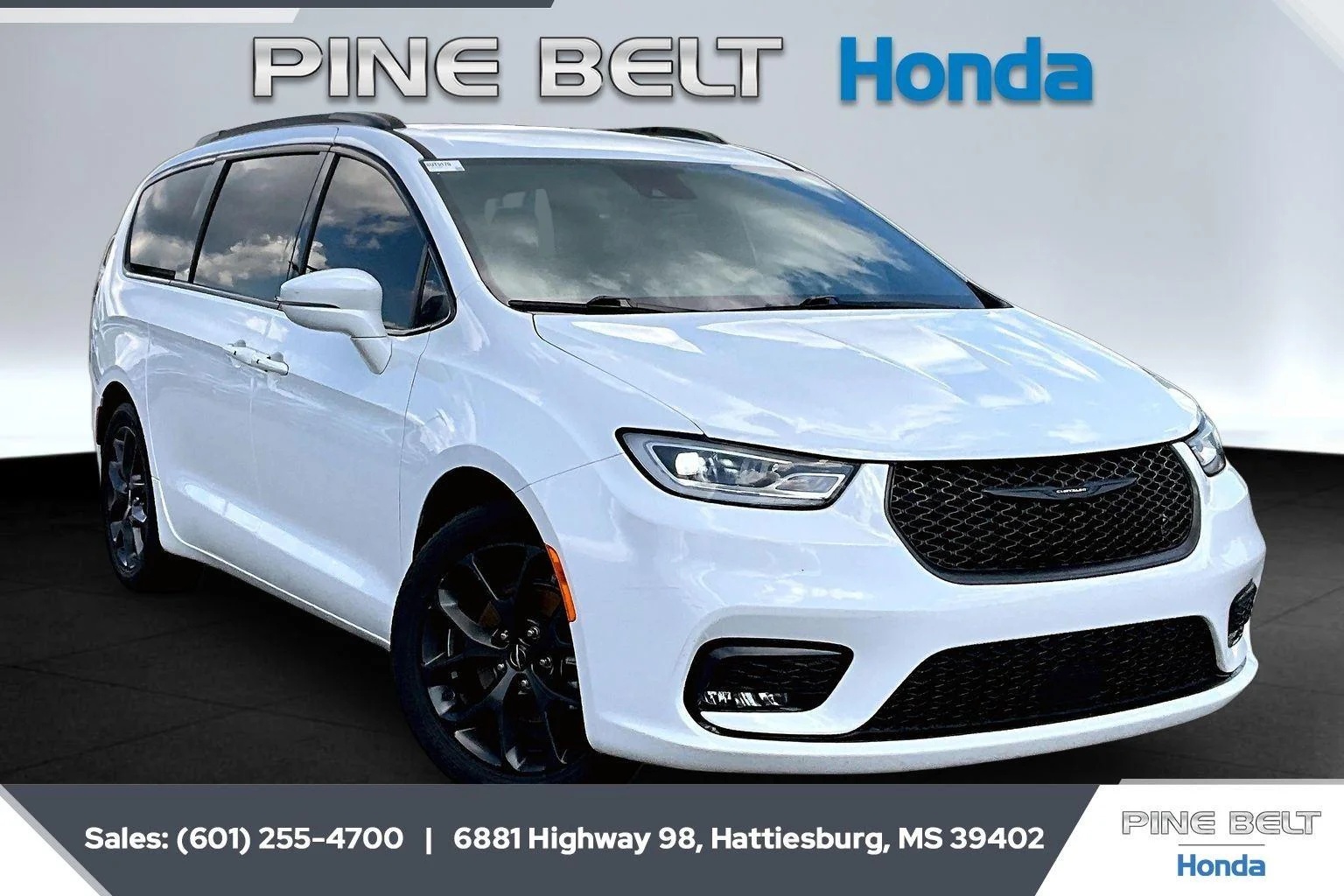 2022 Chrysler Pacifica Touring L's photo