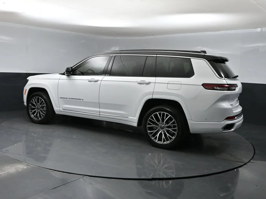 Used 2024 White Jeep Summit image 4