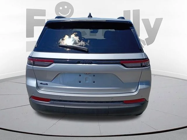 New 2026 Silver Zynith Exterior Paint Jeep Altitude image 6