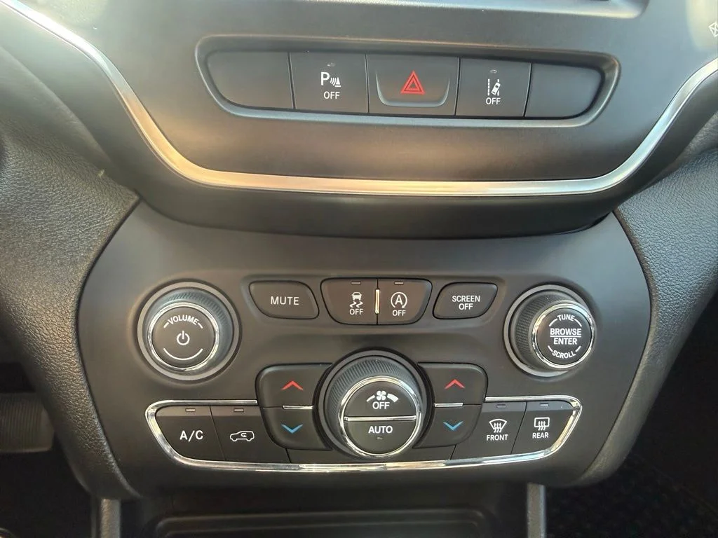 Used 2022 White Jeep Trailhawk image 21