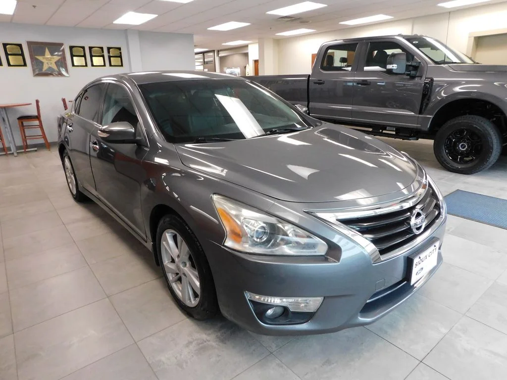 Used 2015 Gun Metallic Nissan 2.5 SL image 3