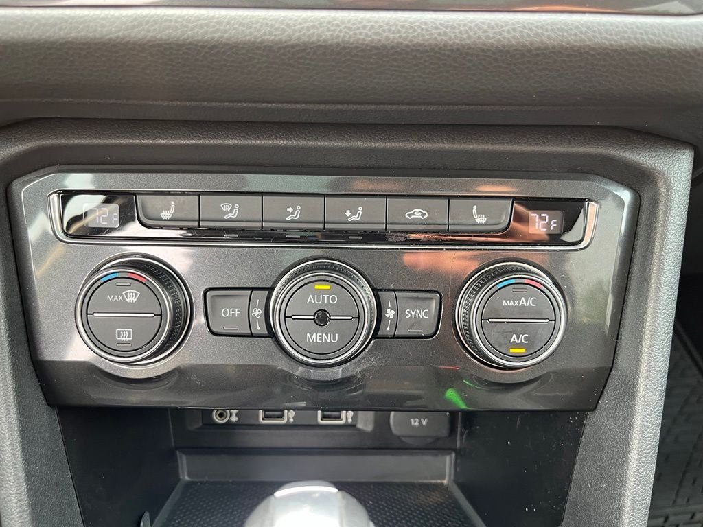 Used 2018 Black Volkswagen 2.0T SEL image 17