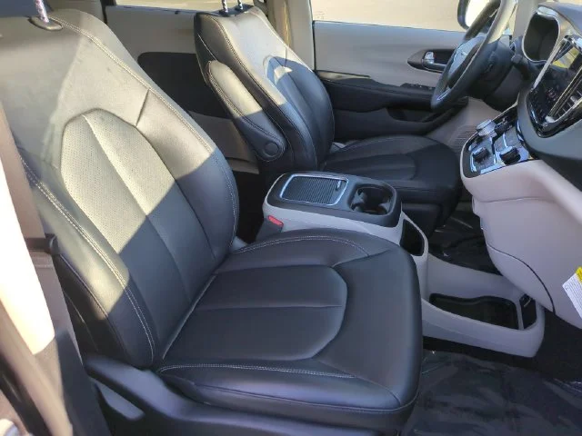 Used 2024 Black Chrysler Touring L image 33